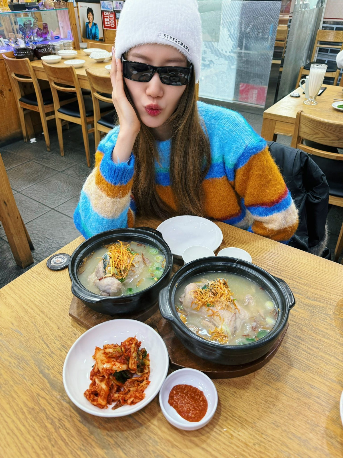 Bên cạnh những khoảnh khắc dạo phố, Thúy Ngân còn chia sẻ trải nghiệm thưởng thức ẩm thực đường phố – một “đặc sản” không thể bỏ qua khi du lịch Hàn Quốc mùa lạnh.