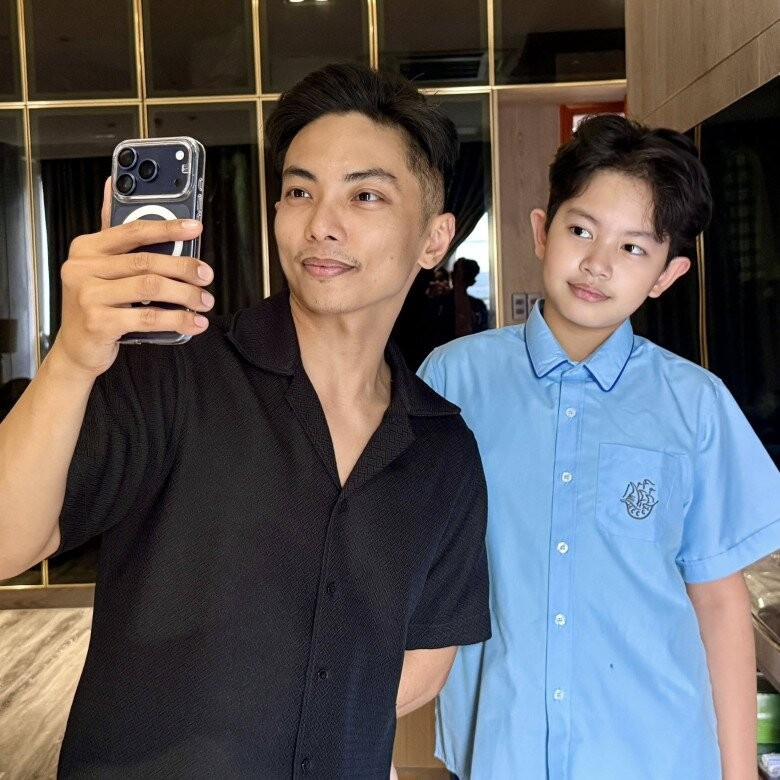 Ở bức ảnh hiện tại, Phan Hiển vẫn giữ được phong độ trẻ trung, rắn rỏi, thần thái điềm đạm của một vận động viên dày dạn kinh nghiệm. Dẫu vậy, khán giả cũng dễ dàng nhận ra những dấu vết của tuổi 33 cùng sự từng trải sau hơn 10 năm gánh vác vai trò người cha của ba nhóc tỳ.