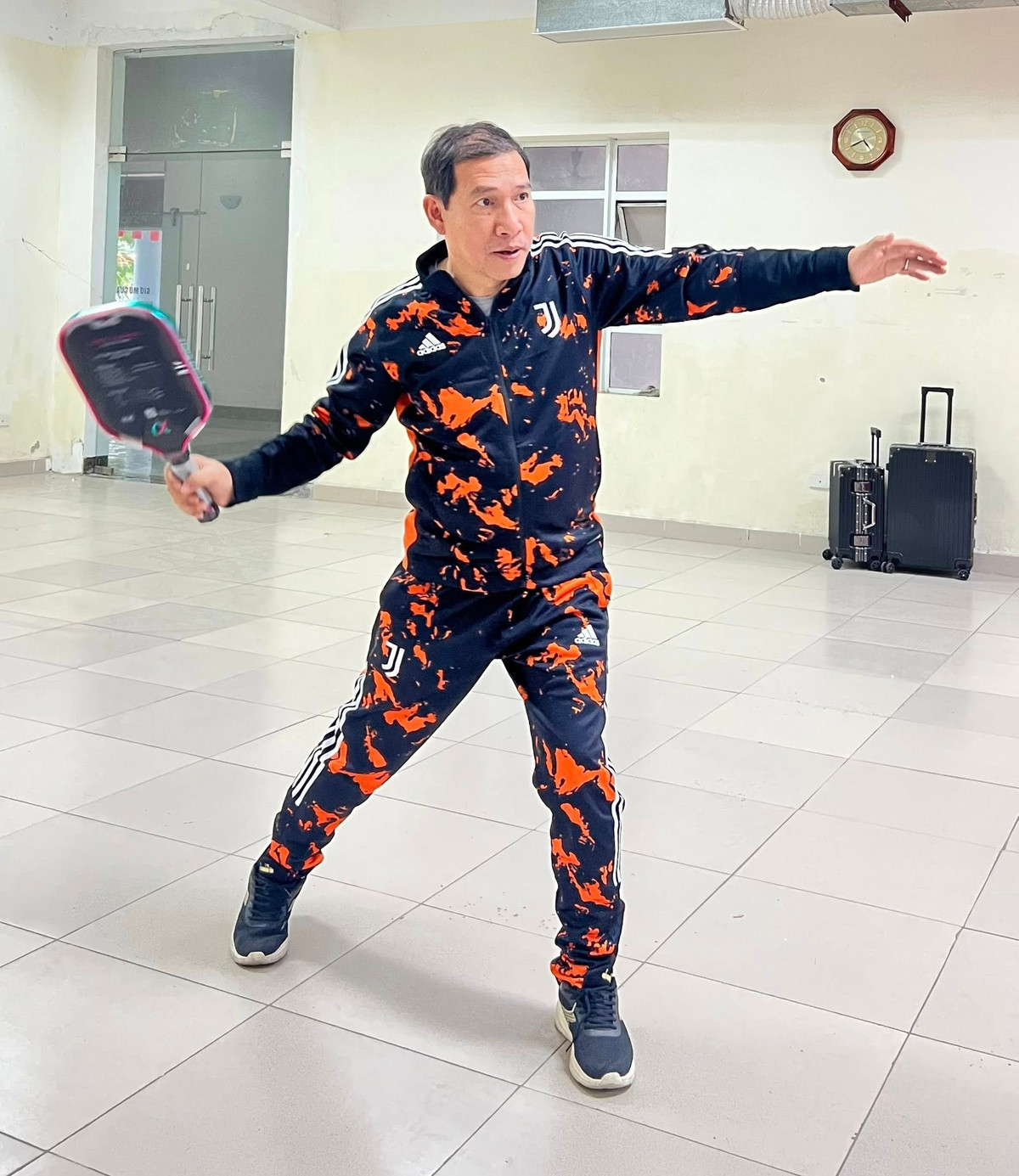 Nghệ sĩ Quang Thắng diện trang phục sặc sỡ đi đánh pickleball. Ảnh: FB Đặng Quang Thắng