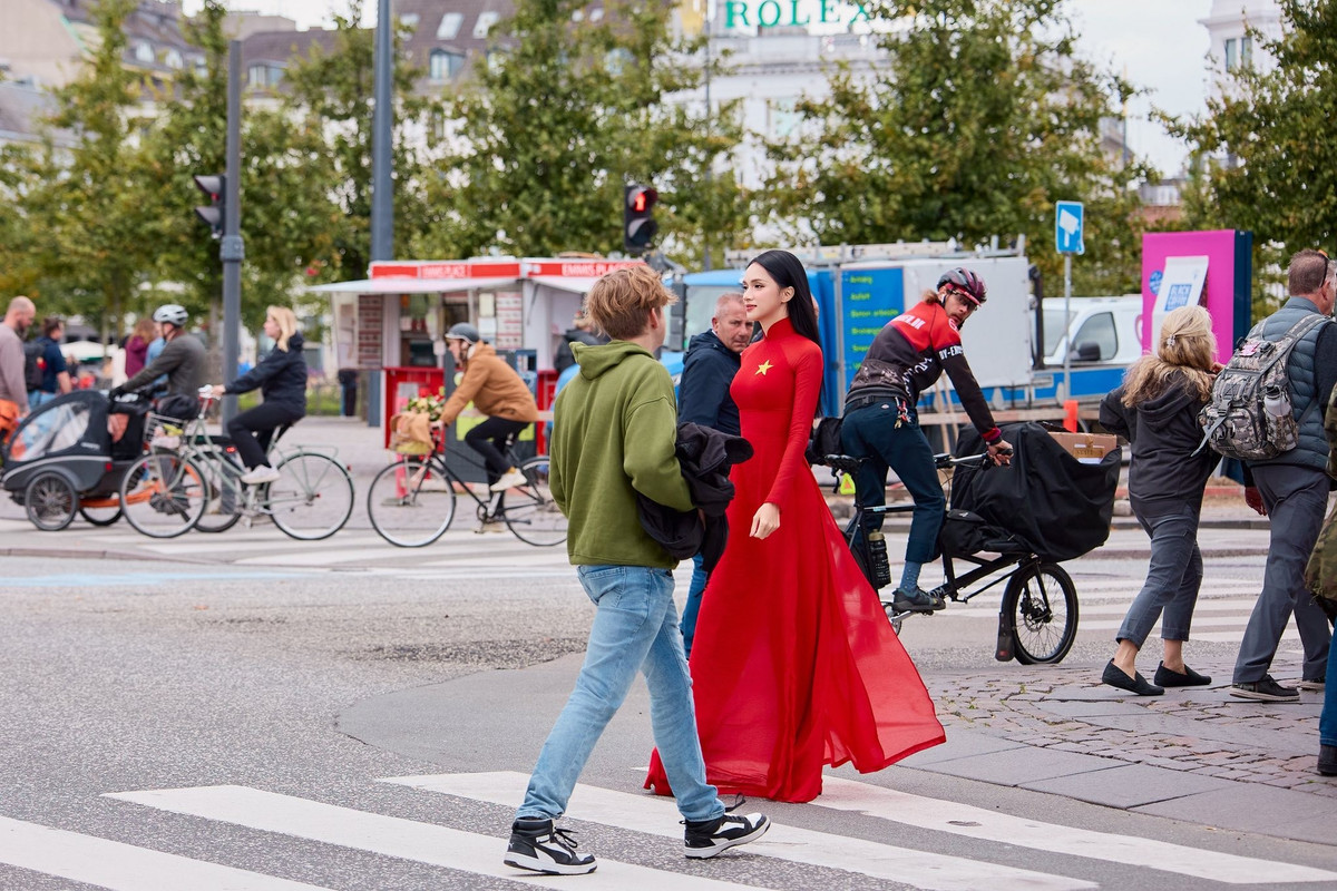 Khác với hình ảnh sắc sảo thường thấy, nàng hậu lựa chọn phong cách trang điểm nhẹ nhàng, tôn lên nét đẹp dịu dàng và thanh thoát vốn có.