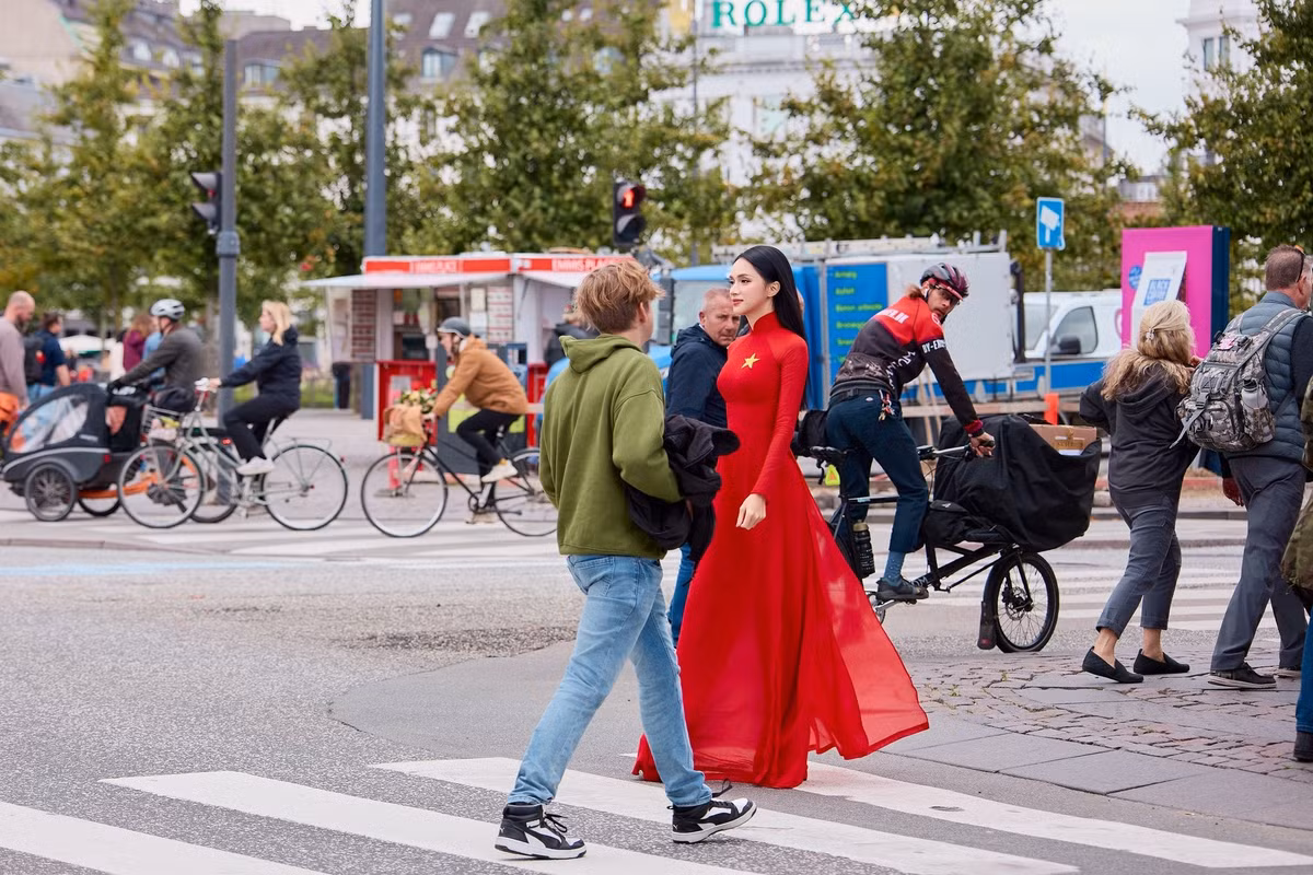 Khác với hình ảnh sắc sảo thường thấy, nàng hậu lựa chọn phong cách trang điểm nhẹ nhàng, tôn lên nét đẹp dịu dàng và thanh thoát vốn có.