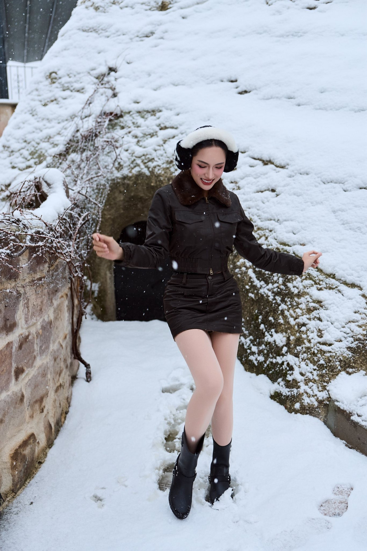 Tin tức sao Việt 4/1: Hoa hậu Hương Giang có kỳ nghỉ đón năm mới 2026 ở Thổ Nhĩ Kỳ. Cô diện đồ đông ấm áp, lưu lại một số khoảnh khắc bên núi tuyết. Ảnh: FB Nguyễn Hương Giang