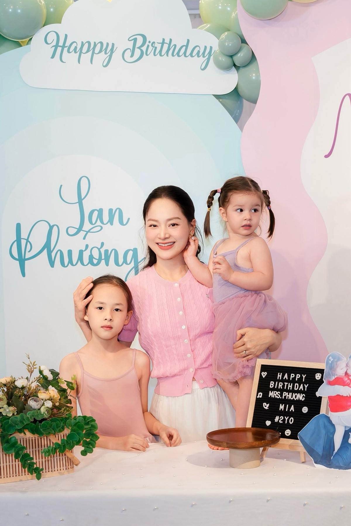 Sau khi kết thúc cuộc hôn nhân, Lan Phương dành phần lớn thời gian cho các con. Nữ diễn viên cho biết suốt nhiều tháng qua, cô gần như kiệt sức khi dồn toàn bộ tâm trí, sức lực và cảm xúc cho gia đình nhỏ.