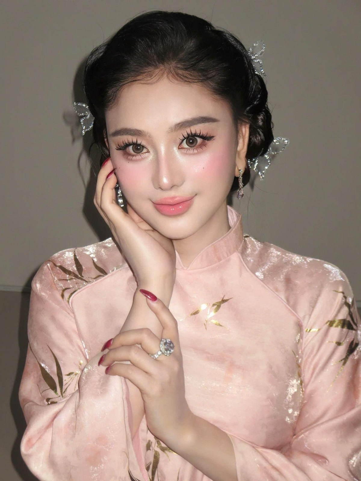 Lâm Khánh Chi khoe nhan sắc như búp bê khi diện áo dài và make up tone hồng. Ảnh: FB Lâm Khánh Chi