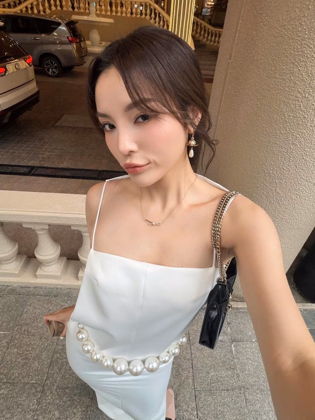 Sự tiết chế trong biểu cảm và phong thái hiện đại khiến Kỳ Duyên trở nên khác biệt giữa dàn mỹ nhân theo đuổi phong cách sexy hiện nay.