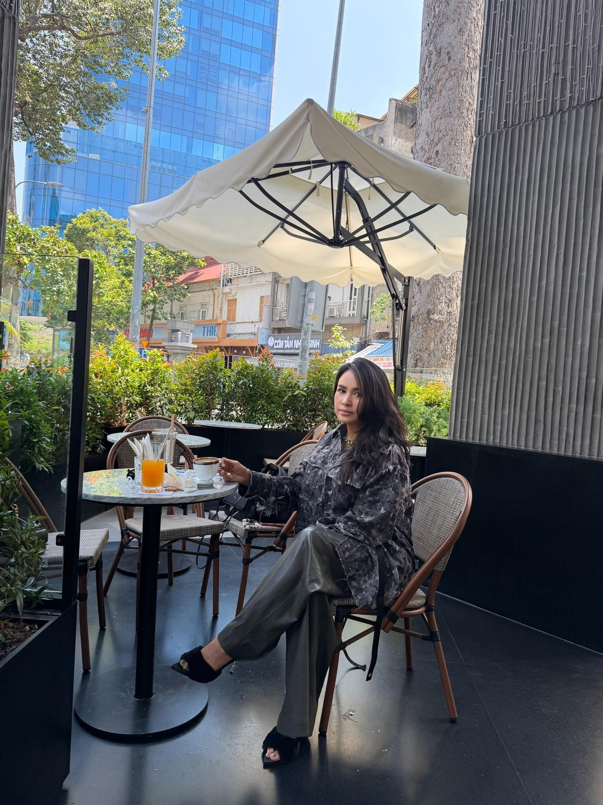 Suốt thập niên 1990, cái tên Thanh Lam đã trở thành một biểu tượng không thể thay thế của nhạc nhẹ Việt Nam. Nữ diva đầu tiên được phong tặng danh hiệu NSND luôn xuất hiện với hình ảnh "dữ dội", "cháy" trên sân khấu.