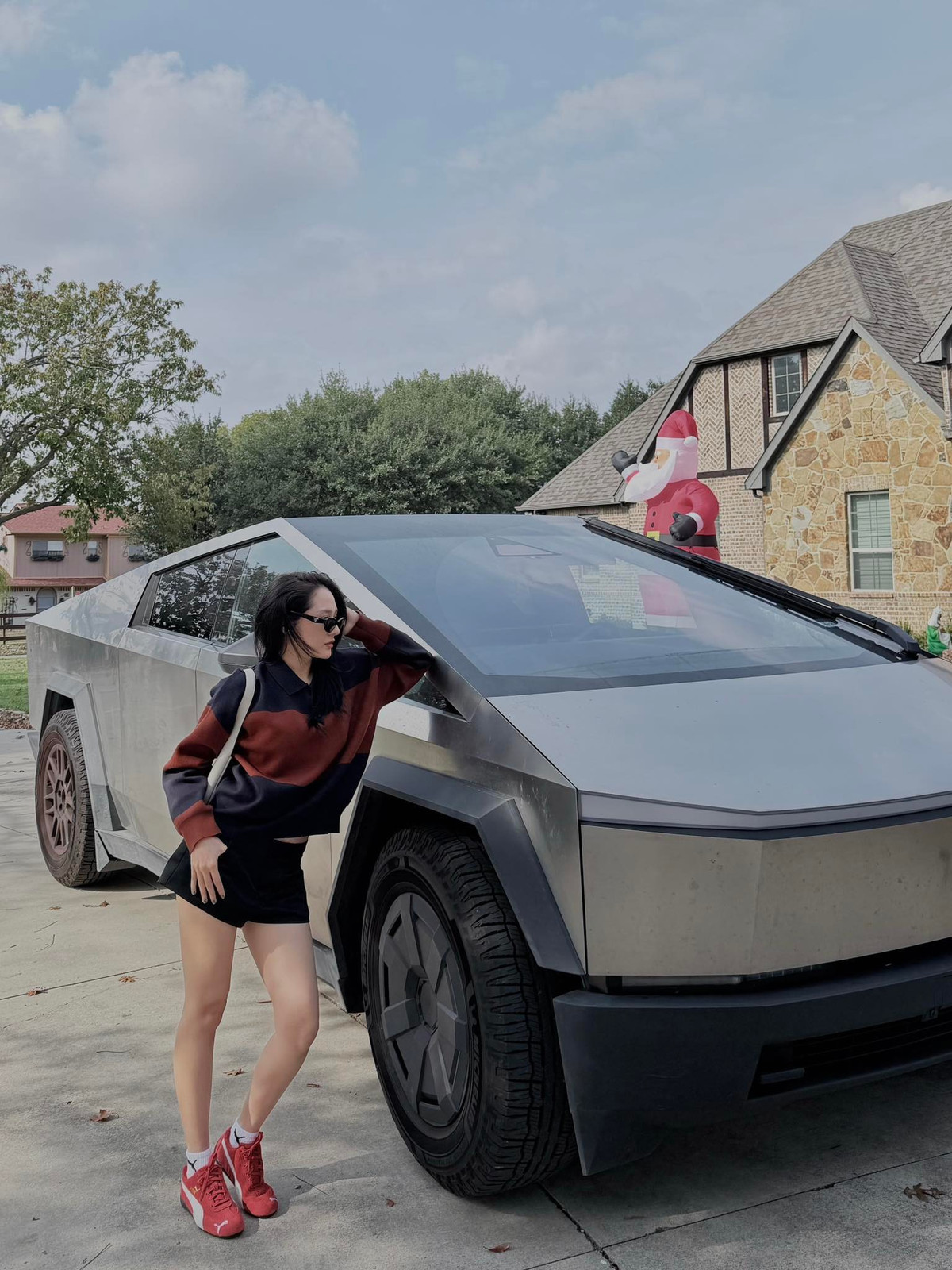 Chính tỷ lệ chân đẹp giúp nữ ca sĩ trông cao ráo, thanh thoát hơn mỗi khi xuất hiện trước ống kính.