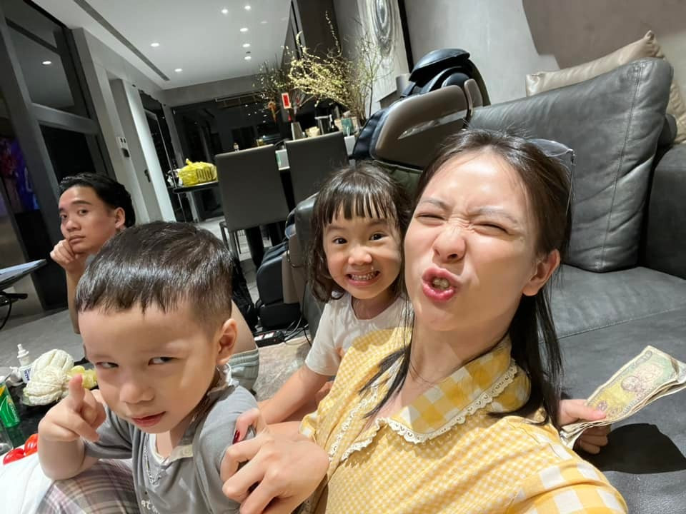 Em trai Mino cũng không kém phần dễ thương, thường xuyên “đốn tim” cộng đồng mạng qua những khoảnh khắc đời thường. Tổ ấm của Trâm Anh và JustaTee vì thế càng thêm trọn vẹn, nhận được nhiều sự yêu mến từ công chúng.