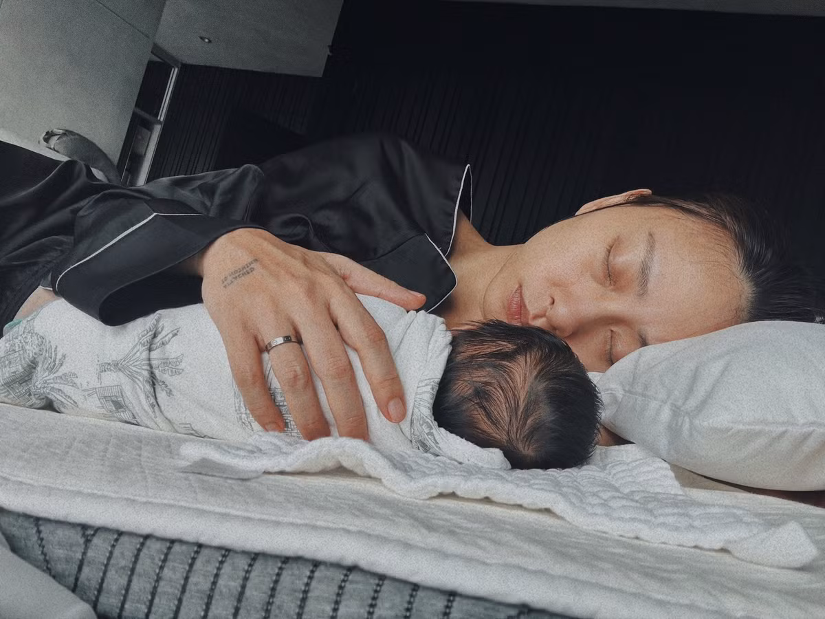 Ngô Thanh Vân và Huy Trần kết hôn năm 2022, tổ chức lễ cưới tại Việt Nam và Na Uy. Dù nữ diễn viên hơn chồng 11 tuổi, cả hai vẫn được ngưỡng mộ bởi sự đồng điệu trong lối sống, luôn ưu tiên gia đình và giữ gìn sự riêng tư.