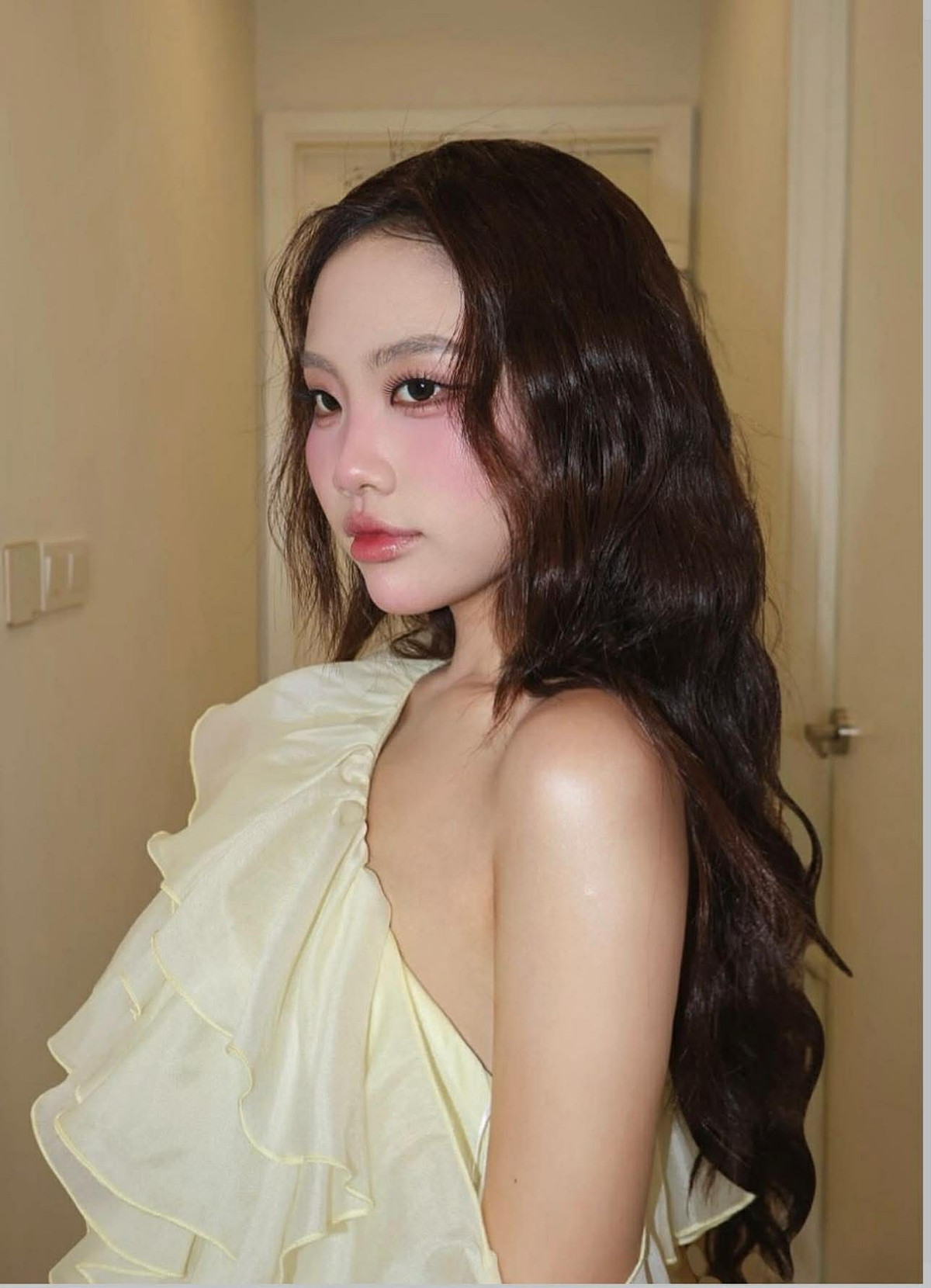 Mới đây, Phương Mỹ Chi đã đăng tải loạt bức ảnh chụp tại bữa tiệc thân mật, nhanh chóng thu hút sự chú ý trên mạng xã hội. Trong ảnh, nữ ca sĩ diện trang phục trễ vai với gam màu nhẹ nhàng, thiết kế tối giản nhưng tinh tế, khéo léo tôn lên vóc dáng thanh mảnh.