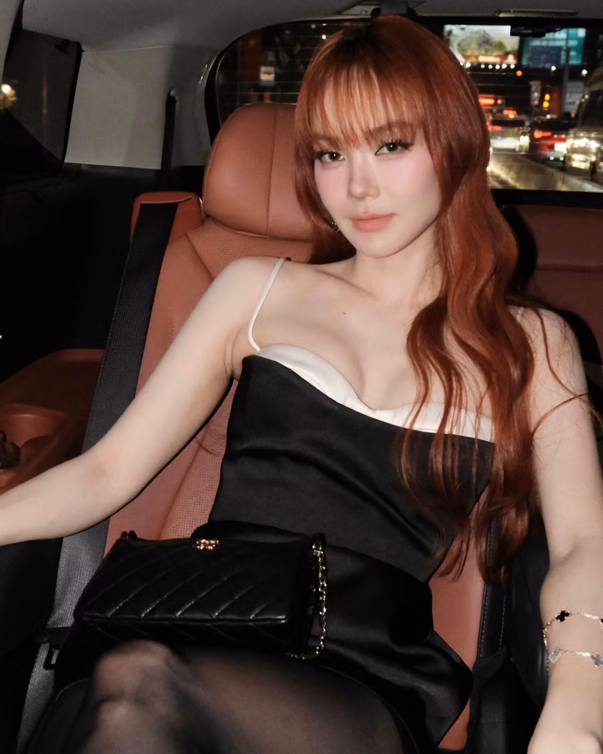 Ca sĩ Minh Hằng mặc trễ nải gợi cảm tạo dáng trên xế hộp. Ảnh: FB Minh Hằng