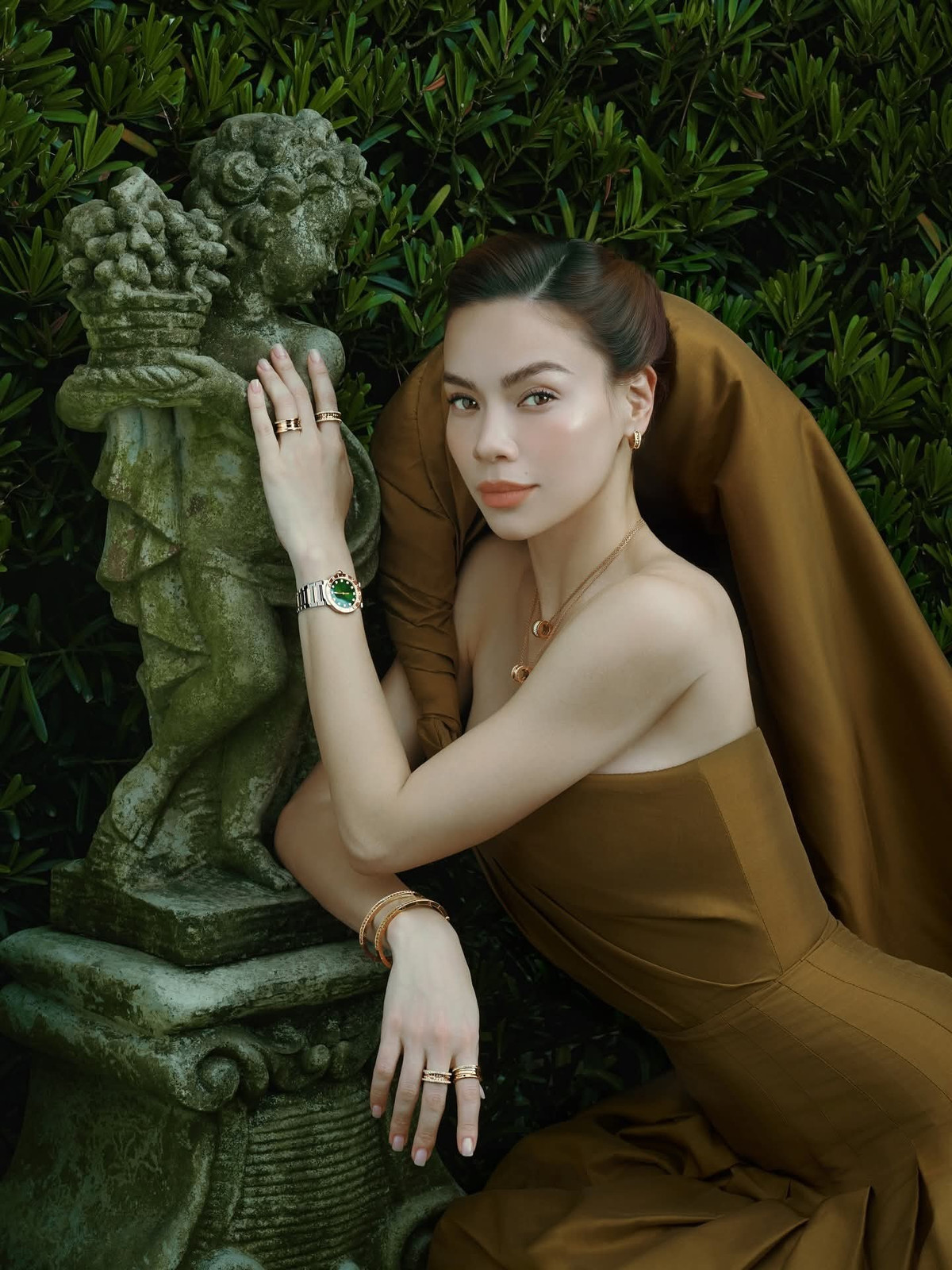 Hồ Ngọc Hà được ví như nữ thần khi diện chiếc đầm lệch vai, tạo dáng quyến rũ trong khu vườn như cổ tích. Ảnh: FB Ho Ngoc Ha