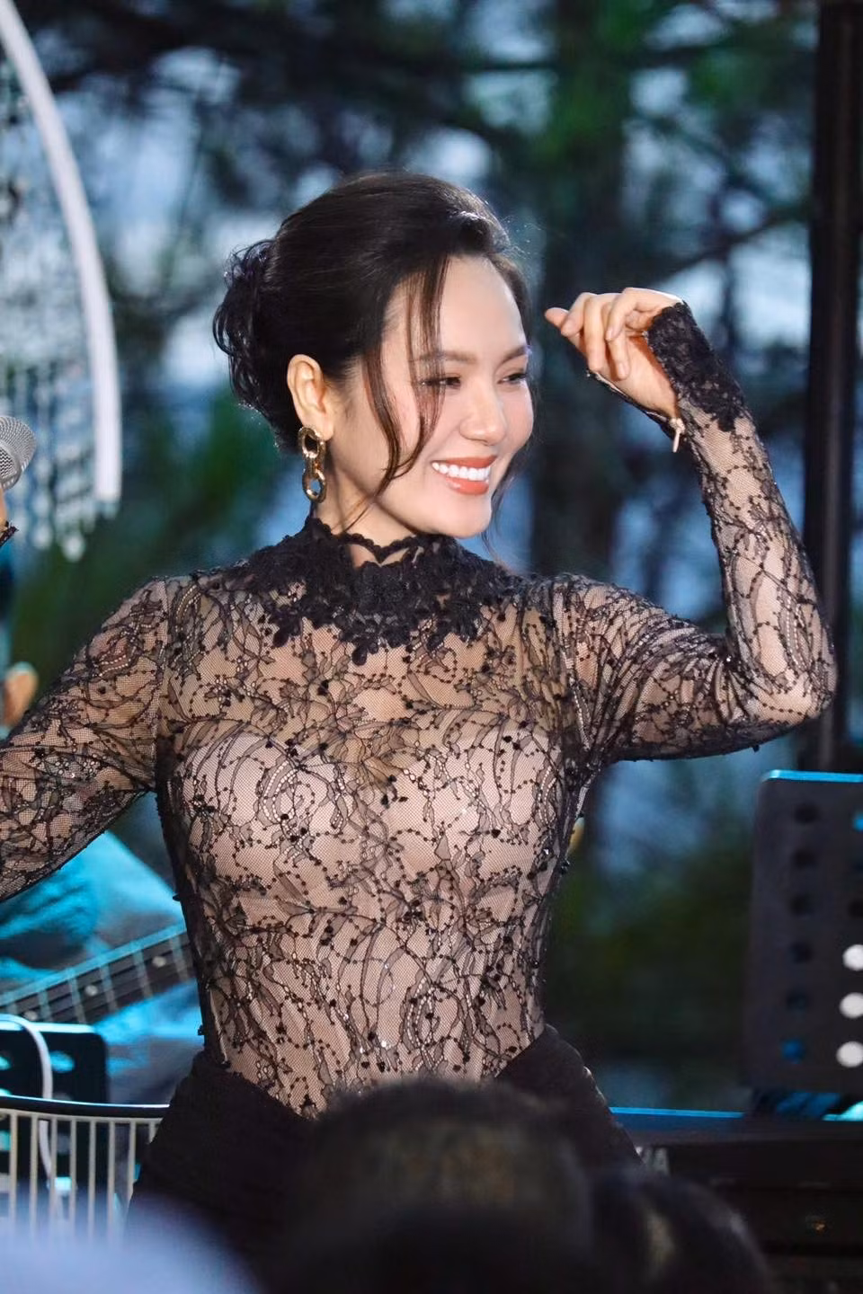 Nữ ca sĩ tự tin diện trang phục xuyên thấu, đầy quyến rũ trên sân khấu.