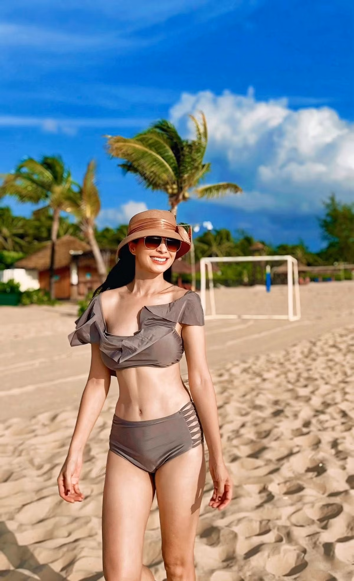 Tin tức sao Việt 27/7: Cựu mẫu Bùi Thuý Hạnh khoe vóc dáng đẹp trên bãi cát. Ảnh: FB Bui Thuy Hanh