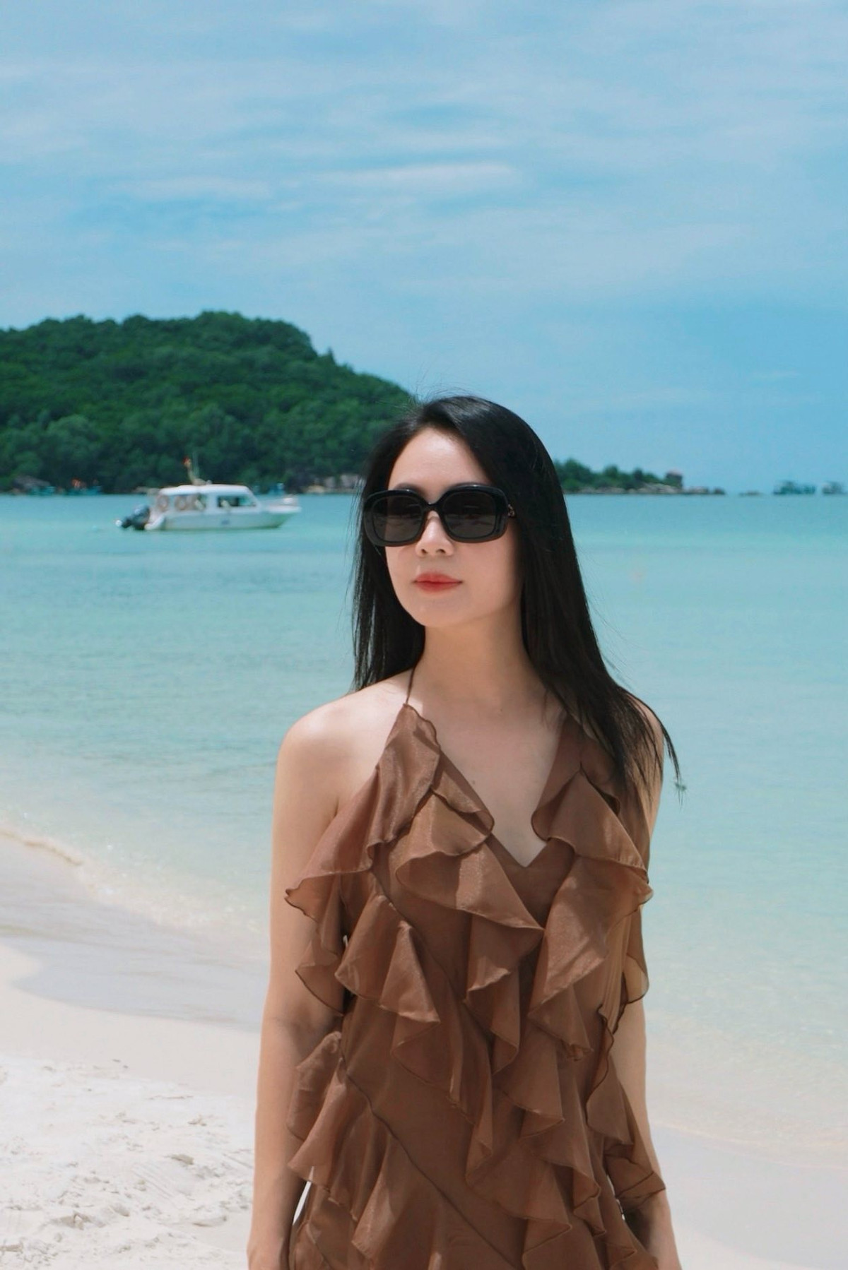 Người đẹp chọn váy maxi dáng dài, gam màu trầm kết hợp chất liệu voan bay bổng. Ảnh: FB Nguyen Hong Diem