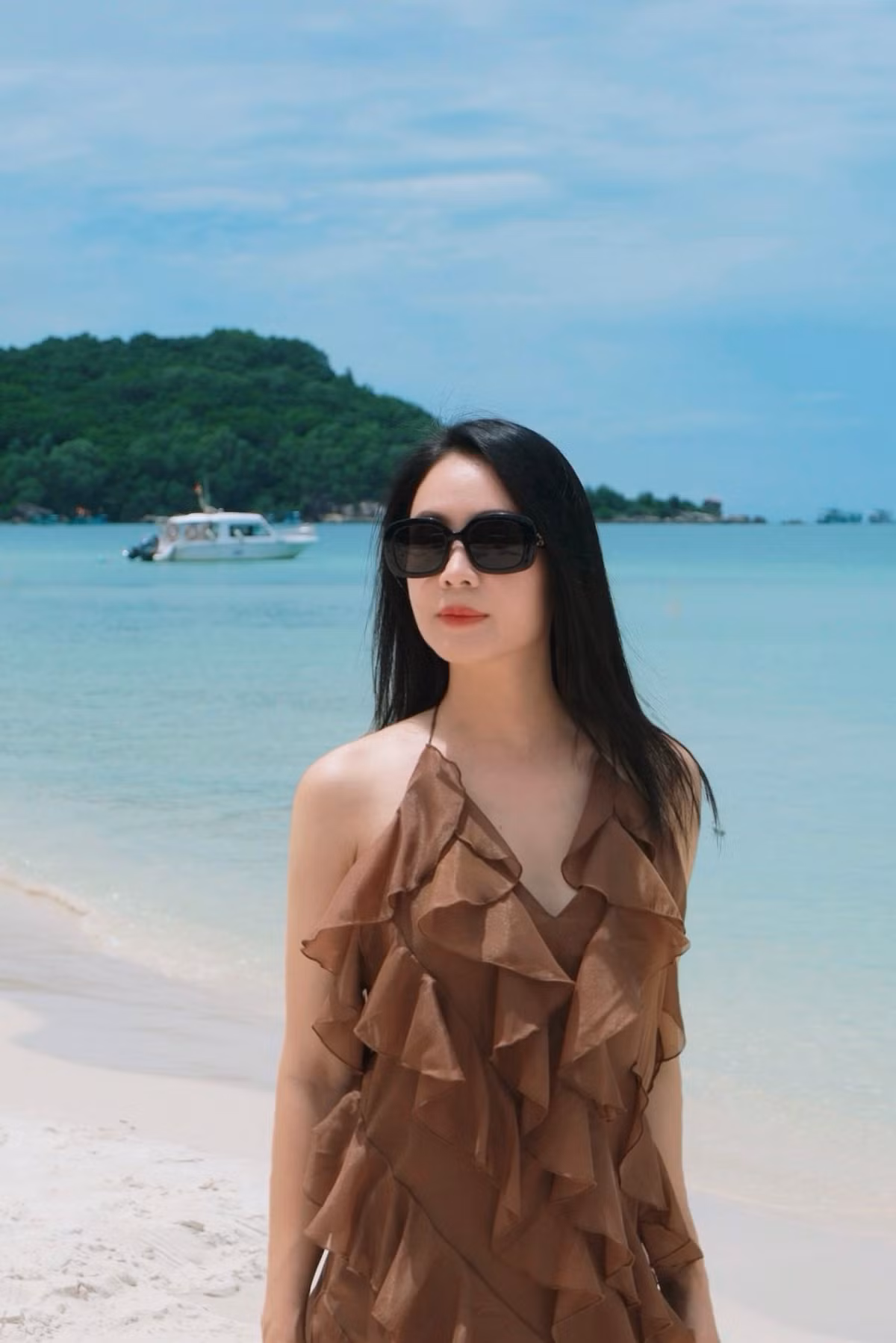 Người đẹp chọn váy maxi dáng dài, gam màu trầm kết hợp chất liệu voan bay bổng. Ảnh: FB Nguyen Hong Diem