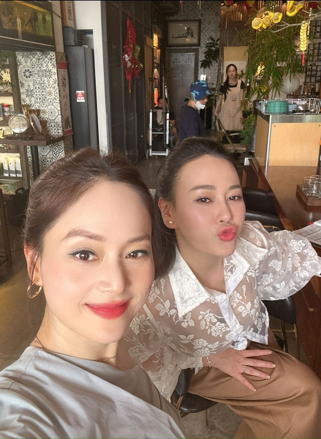 Tin tức sao Việt 11/11: Lan Phương khoe ảnh thân thiết với Phương Oanh ở hậu trường. Ảnh: FB Lan Phuong Nguyen