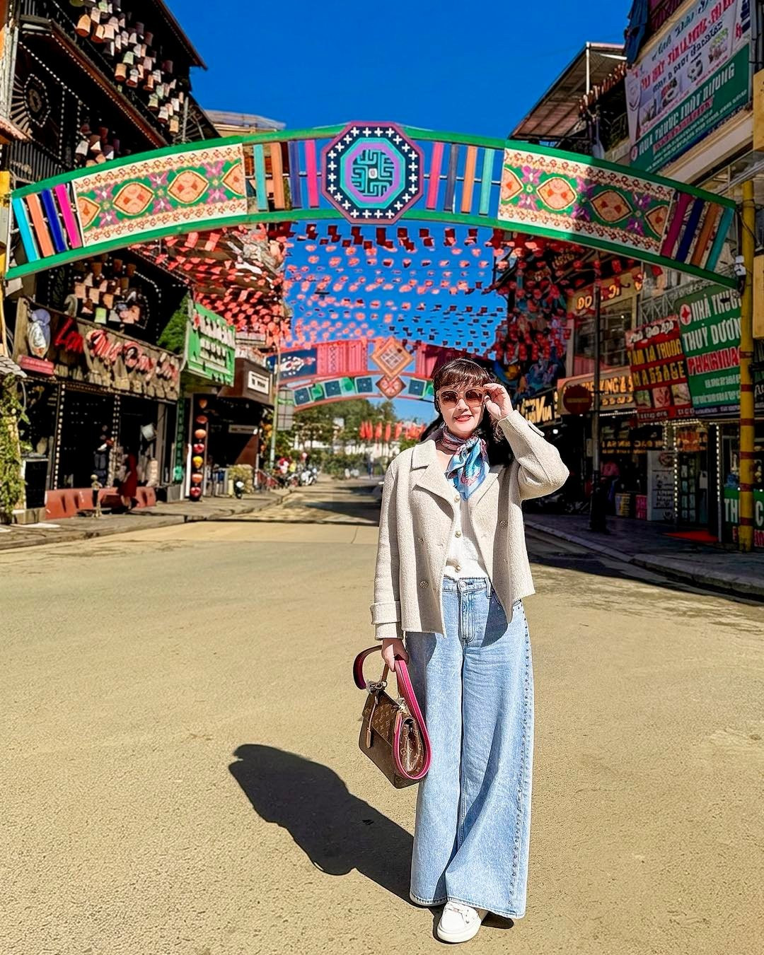 Nghệ sĩ Vân Dung viết: "Đủ nắng hoa sẽ nở/ Đủ văn vở em sẽ làm Táo quân". Ảnh: FB Vân Dung