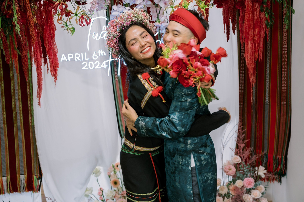 Hoa hậu H'hen Niê chia sẻ khoảnh khắc lễ ăn hỏi với Tuấn Khôi tại quê nhà Tây Nguyên từ năm 2024. Ảnh: FB H'Hen Niê