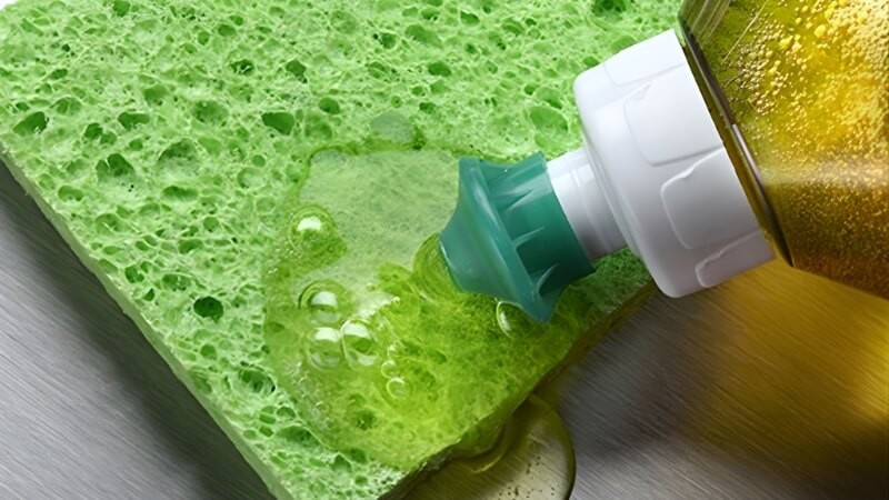 Làm sạch bằng nước rửa chén giúp tiết kiệm thời gian và thao tác nhanh gọn. Pha loãng một lượng nhỏ nước rửa chén với nước sạch trong bình xịt, lắc nhẹ để dung dịch hòa đều. Xịt dung dịch trực tiếp lên bảng điều khiển và thân máy hút mùi, sau đó dùng khăn ẩm lau kỹ nhiều lần để loại bỏ lớp dầu mỡ bám trên bề mặt. Dùng khăn sạch khác (hoặc giặt và vắt kỹ khăn cũ), thấm nước sạch rồi lau lại toàn bộ khu vực vừa vệ sinh nhằm loại bỏ bọt xà phòng còn sót.