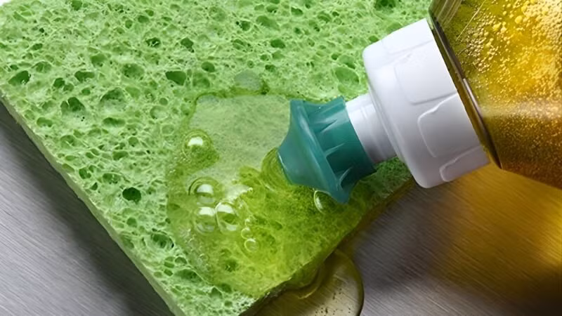 Làm sạch bằng nước rửa chén giúp tiết kiệm thời gian và thao tác nhanh gọn. Pha loãng một lượng nhỏ nước rửa chén với nước sạch trong bình xịt, lắc nhẹ để dung dịch hòa đều. Xịt dung dịch trực tiếp lên bảng điều khiển và thân máy hút mùi, sau đó dùng khăn ẩm lau kỹ nhiều lần để loại bỏ lớp dầu mỡ bám trên bề mặt. Dùng khăn sạch khác (hoặc giặt và vắt kỹ khăn cũ), thấm nước sạch rồi lau lại toàn bộ khu vực vừa vệ sinh nhằm loại bỏ bọt xà phòng còn sót.