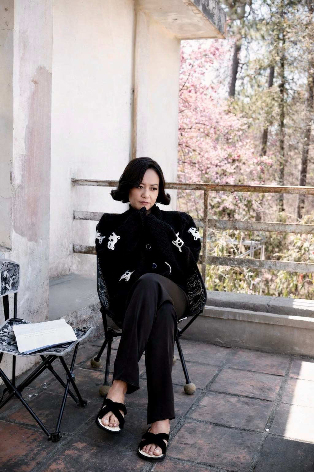 Diễn viên Hồng Ánh biểu cảm suy tư, tiết lộ đang cố gắng nhớ thoại phân đoạn sắp quay là cảnh cãi nhau với chồng. Ảnh: FB Phạm Thị Hồng Ánh