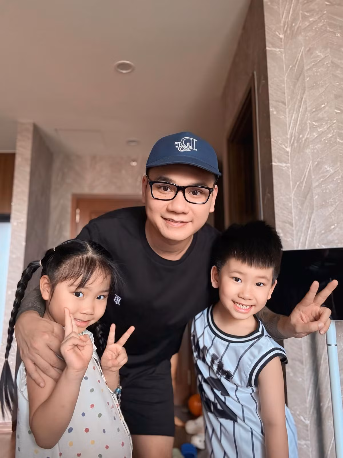 Ca sĩ Khắc Việt ấm áp bên hai con. Ảnh: FB Viet Khac Nguyen