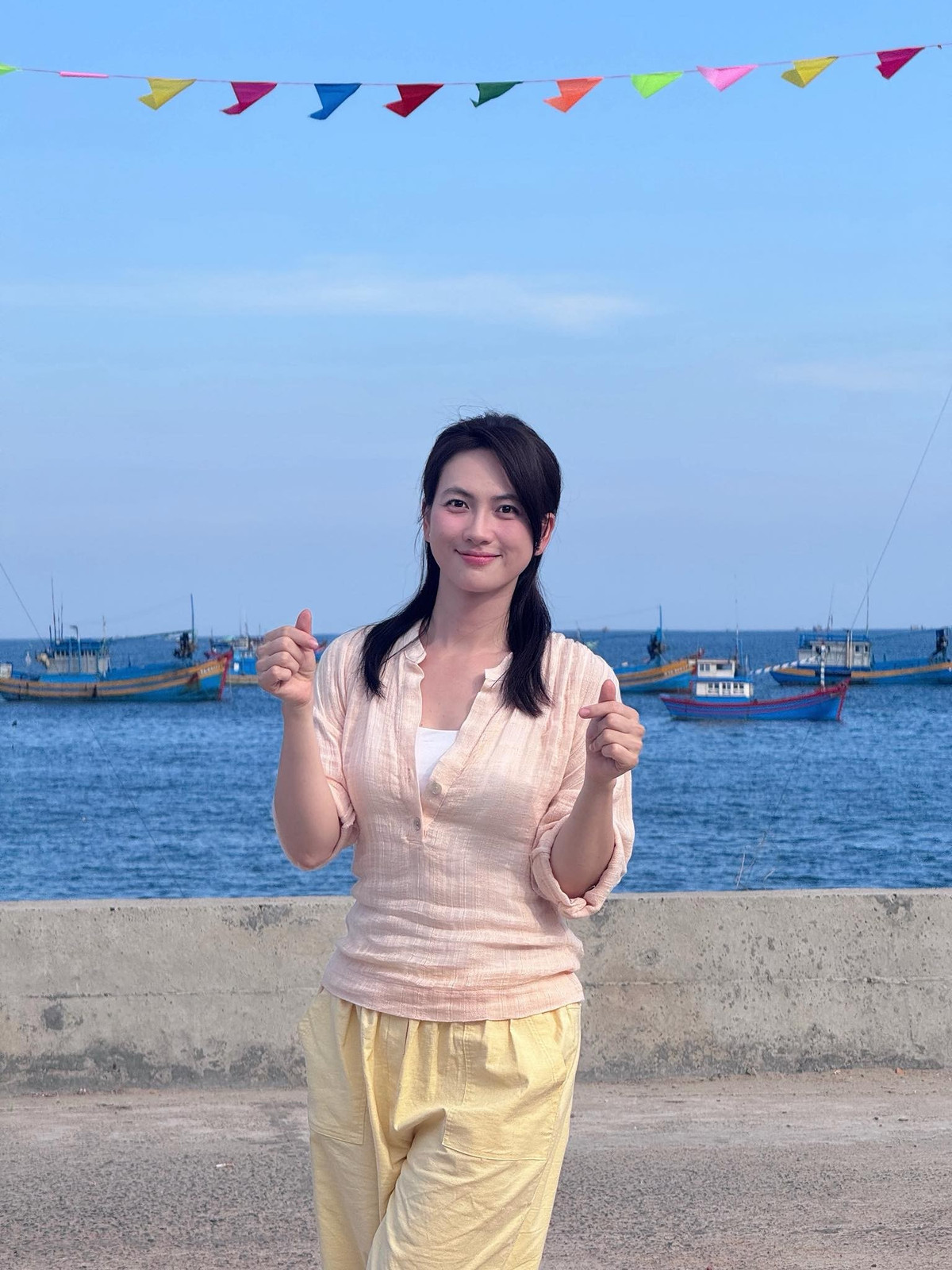 Ở thế hệ diễn viên trẻ, một gương mặt điện ảnh cũng đang được nhắc đến nhiều nhờ vẻ đẹp mộc mạc là Phương Anh Đào. Phương Anh Đào là một trong số ít nữ diễn viên tự tin để mặt mộc trong nhiều cảnh quay cận mặt trên màn ảnh rộng.