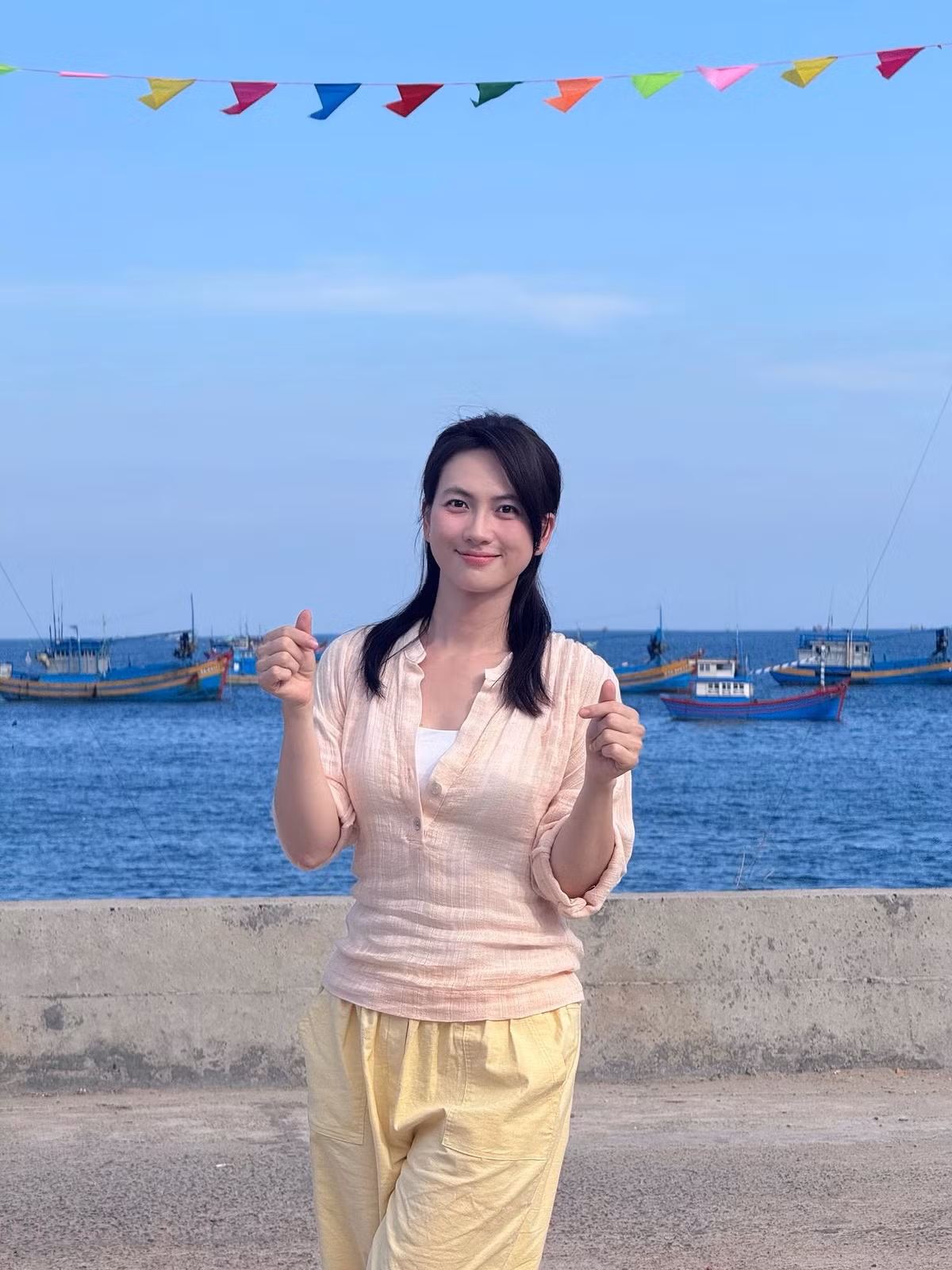 Ở thế hệ diễn viên trẻ, một gương mặt điện ảnh cũng đang được nhắc đến nhiều nhờ vẻ đẹp mộc mạc là Phương Anh Đào. Phương Anh Đào là một trong số ít nữ diễn viên tự tin để mặt mộc trong nhiều cảnh quay cận mặt trên màn ảnh rộng.