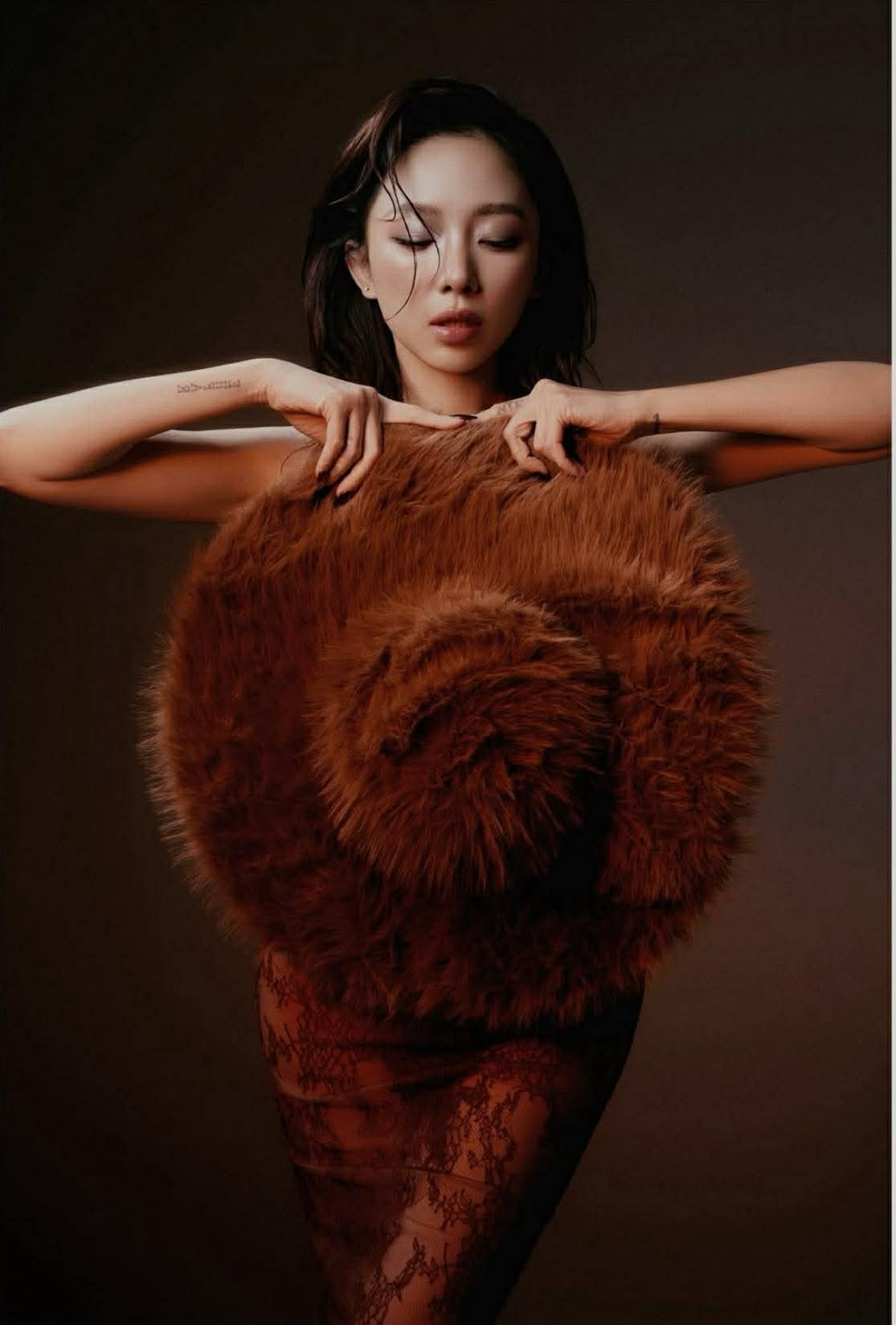 Phụ kiện đáng chú ý nhất trong bộ ảnh này của Tóc Tiên là chiếc mũ lông vành rộng cùng tone trang phục.