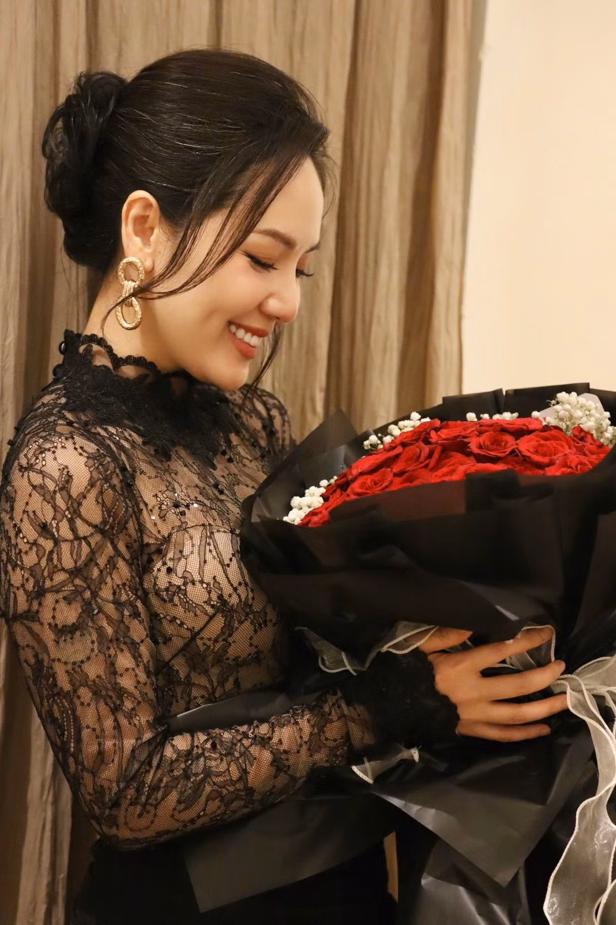 Bộ váy với chất liệu mỏng nhẹ, điểm nhấn ở phần eo và hông giúp tôn lên vòng ba nảy nở cùng những đường cong mềm mại của nữ ca sĩ.