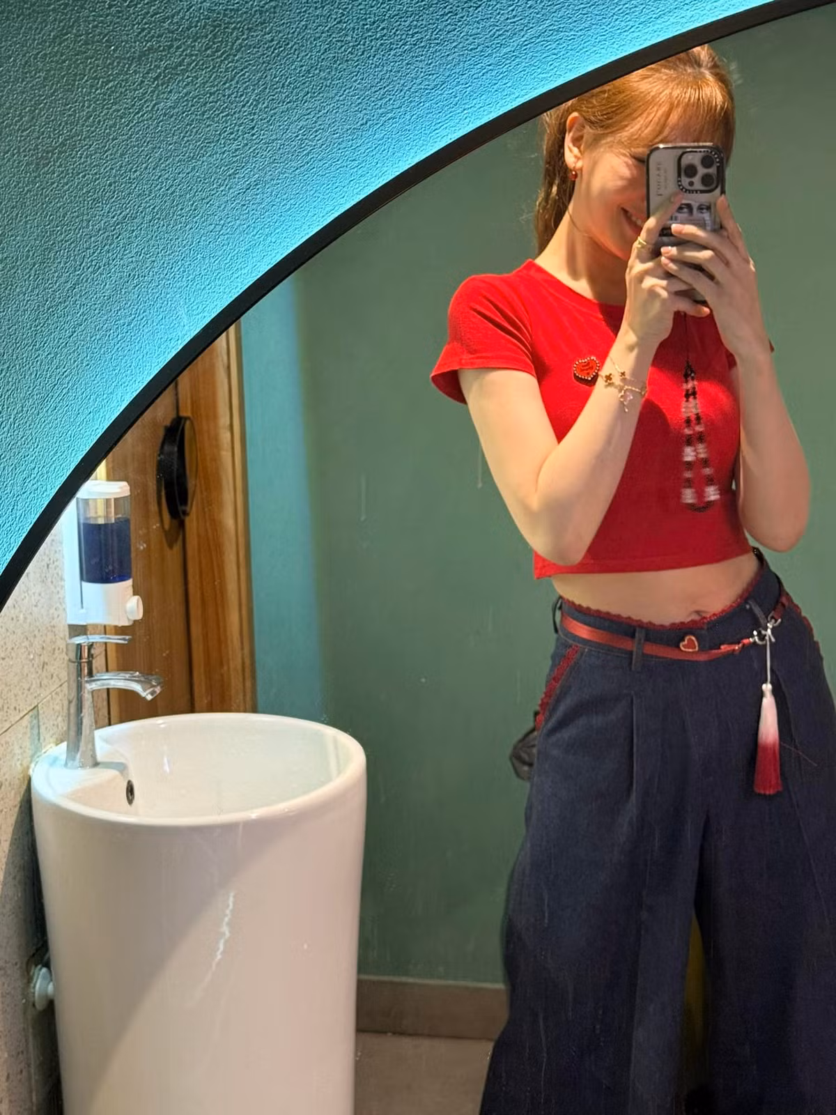 Bà xã Trấn Thành ưa chuộng mẫu quần jeans kết hợ áo crop top, cách phối đồ này còn giúp tôn dáng cao ráo, thanh thoát hơn. Ảnh: FB Hariwon