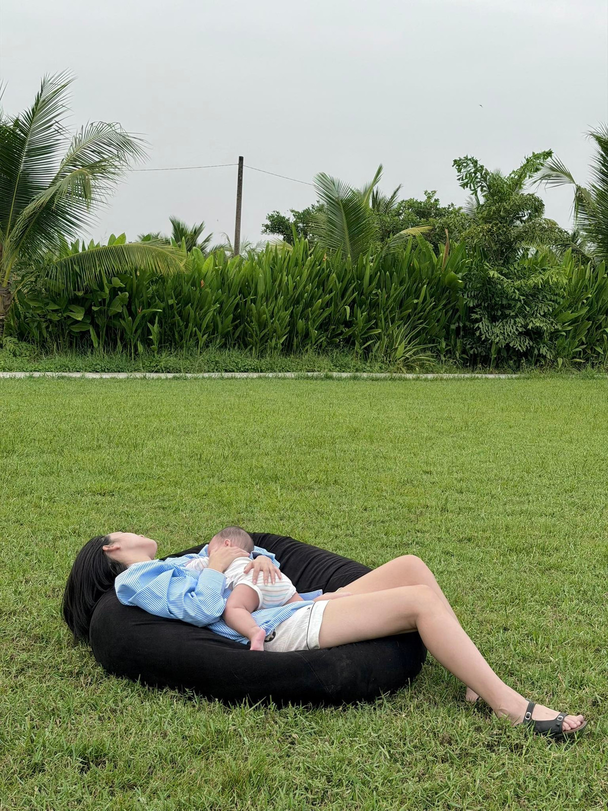 Diễn viên Quỳnh Lương cùng con phơi nắng. Ảnh: FB Quỳnh Lương