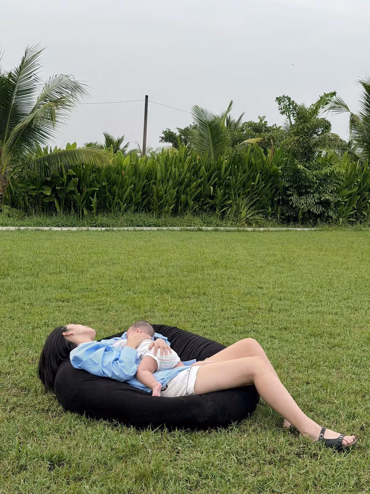 Diễn viên Quỳnh Lương cùng con phơi nắng. Ảnh: FB Quỳnh Lương