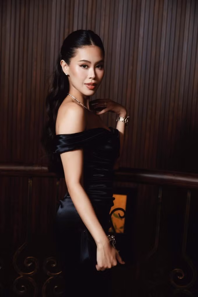 Sau khi kết hôn, người đẹp Gen Z vẫn giữ trọng trách ở tập đoàn gia đình, còn ông xã cô phát triển sự nghiệp riêng trong lĩnh vực truyền thông, quảng cáo.