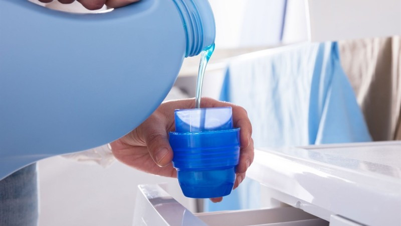 Nước xả vải đóng vai trò là một chất hoạt động bề mặt. Khi xịt một ít nước xả pha loãng lên sofa, nó sẽ làm giảm sức căng bề mặt và khử tĩnh điện. Điều này khiến các sợi lông trở nên "trơn" hơn, không còn bám rít vào vải, giúp máy hút bụi có thể hút sạch hoàn toàn.