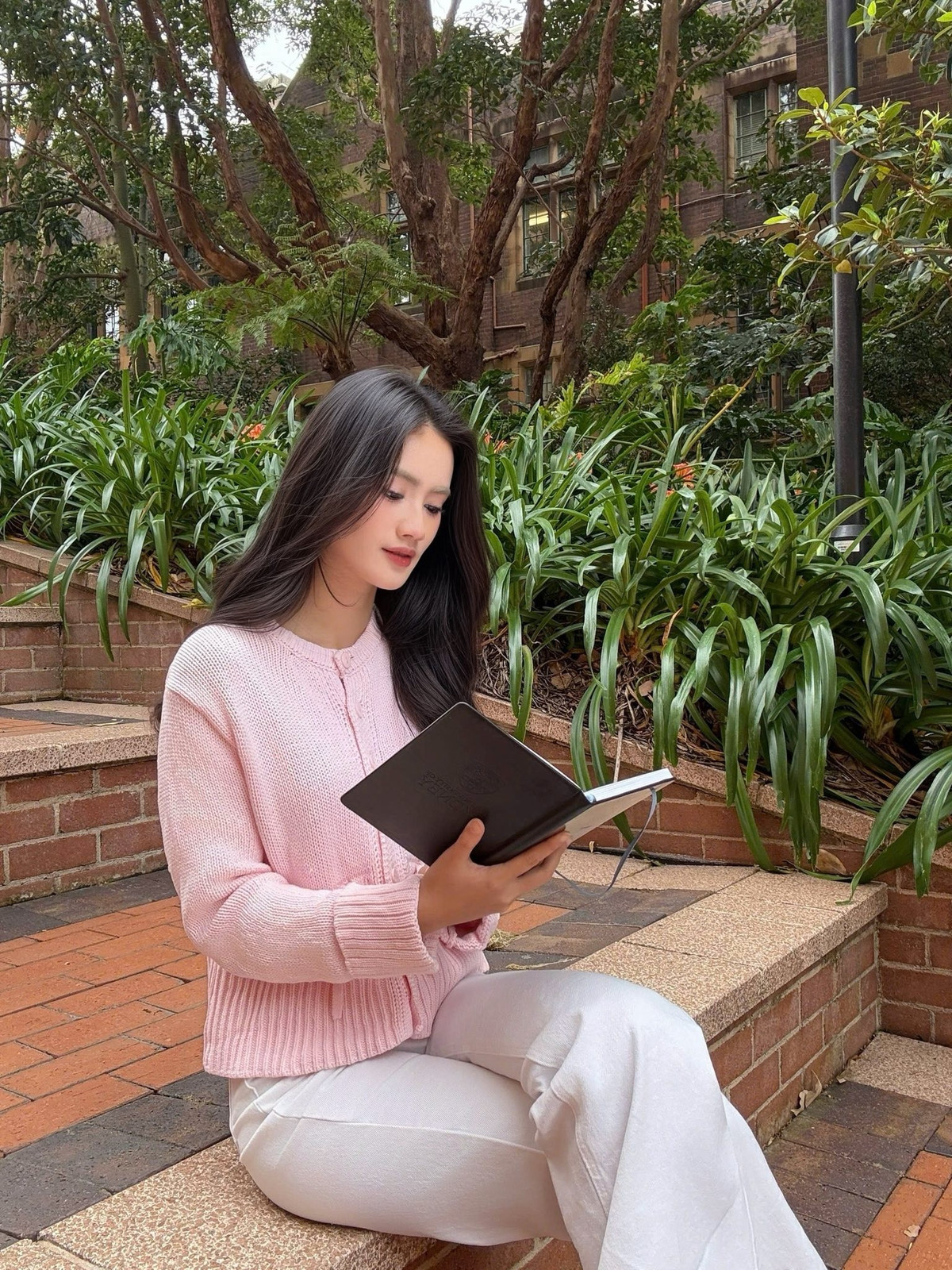 Tại Australia, Ý Nhi thuê nhà sống cùng em họ. Ngoài giờ học, cô tự nấu ăn và làm thêm để trang trải chi phí học tập và sinh hoạt.