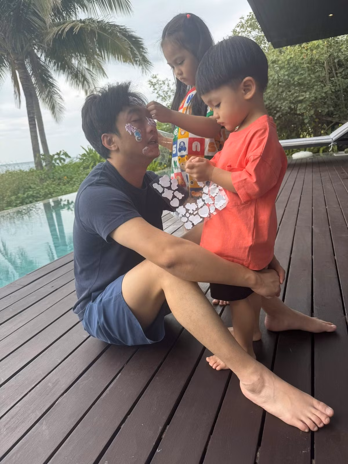 Cường Đô La từng gây sốt khi diện quần âu, áo phông với dép lê đơn giản đưa con đi học, rồi chiều tới đón 2 con về.