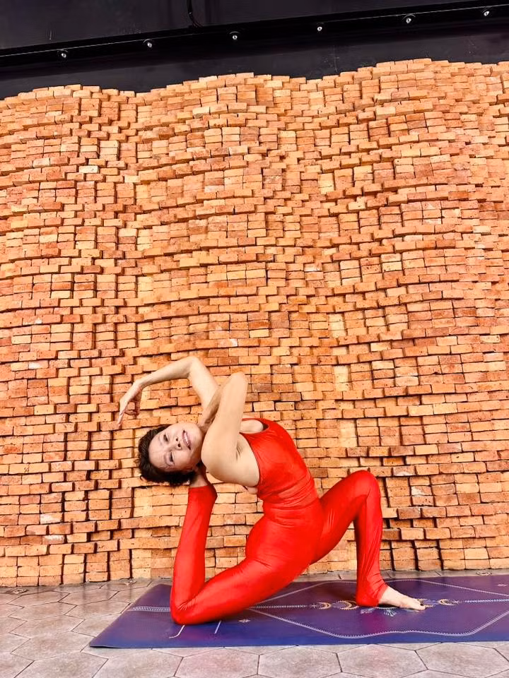 Bà Ngọc Hương tập vũ đạo không chỉ là niềm đam mê mà còn là một cách rèn luyện trí nhớ, giúp cơ thể luôn nhanh nhẹn và linh hoạt.