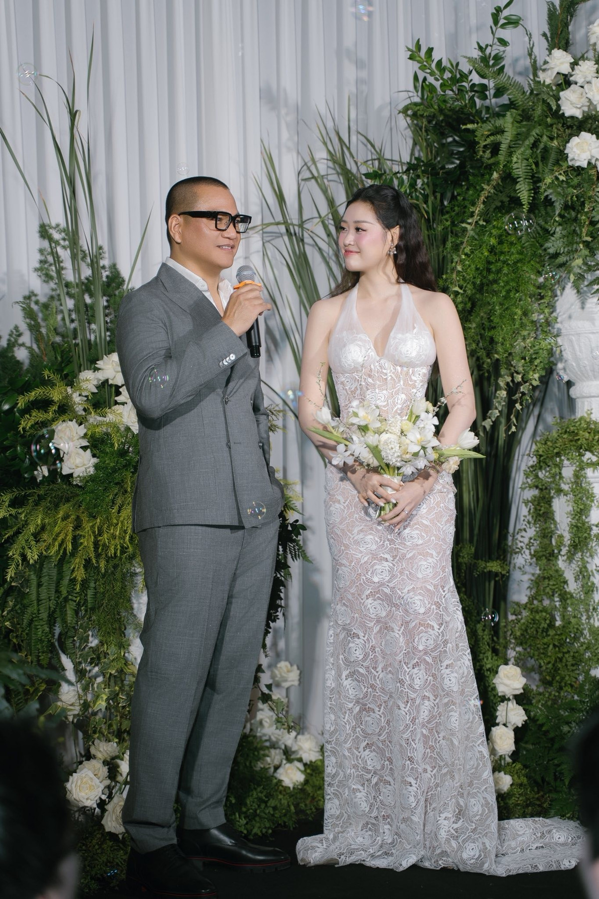 Dù có khoảng cách thế hệ, nhưng cả hai luôn giữ được sự hài hòa, thấu hiểu trong đời sống chung. Ảnh: FB Nguyễn Trần Khánh Vân