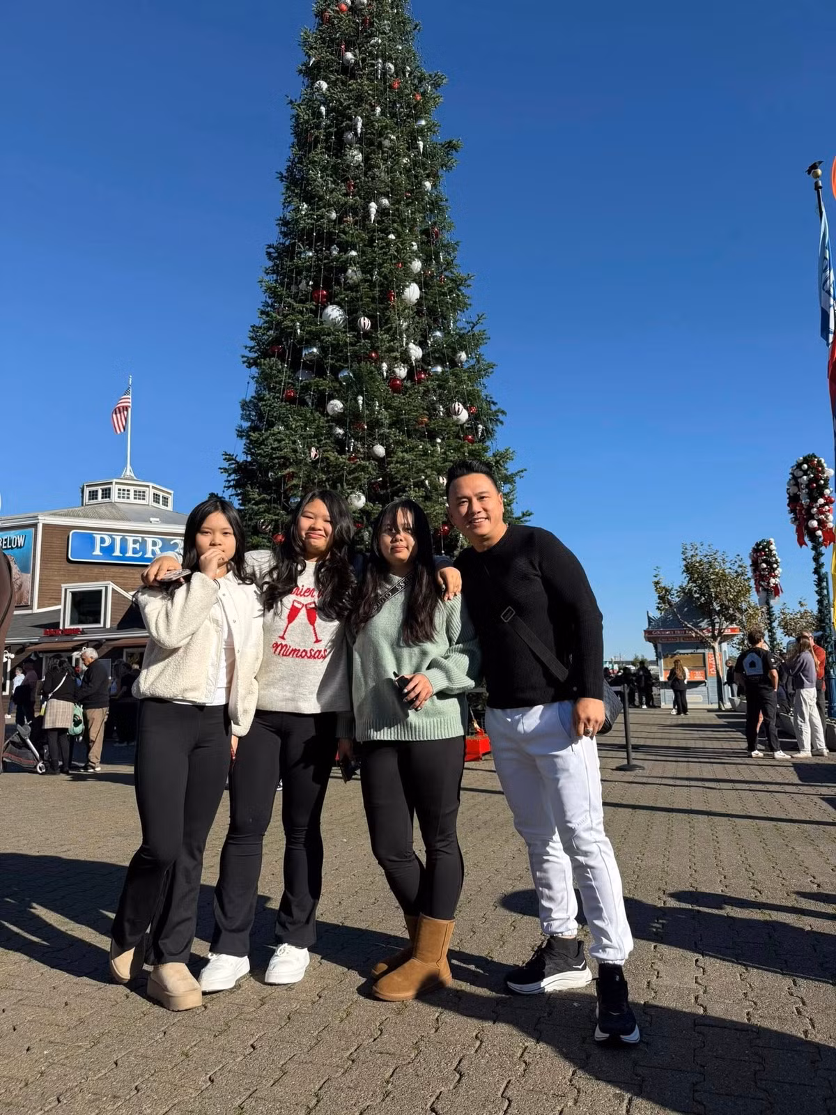 Hàn Thái Tú đưa 3 con gái dạo phố, tận hưởng không khí Giáng sinh sớm ở Mỹ. Ảnh: FB Han Thai Tu