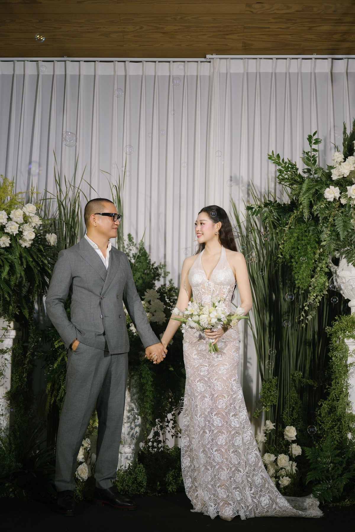 Trong khi đó, ông xã Nguyễn Long diện trang phục lịch lãm, luôn đồng hành và chăm sóc vợ trong từng khoảnh khắc.