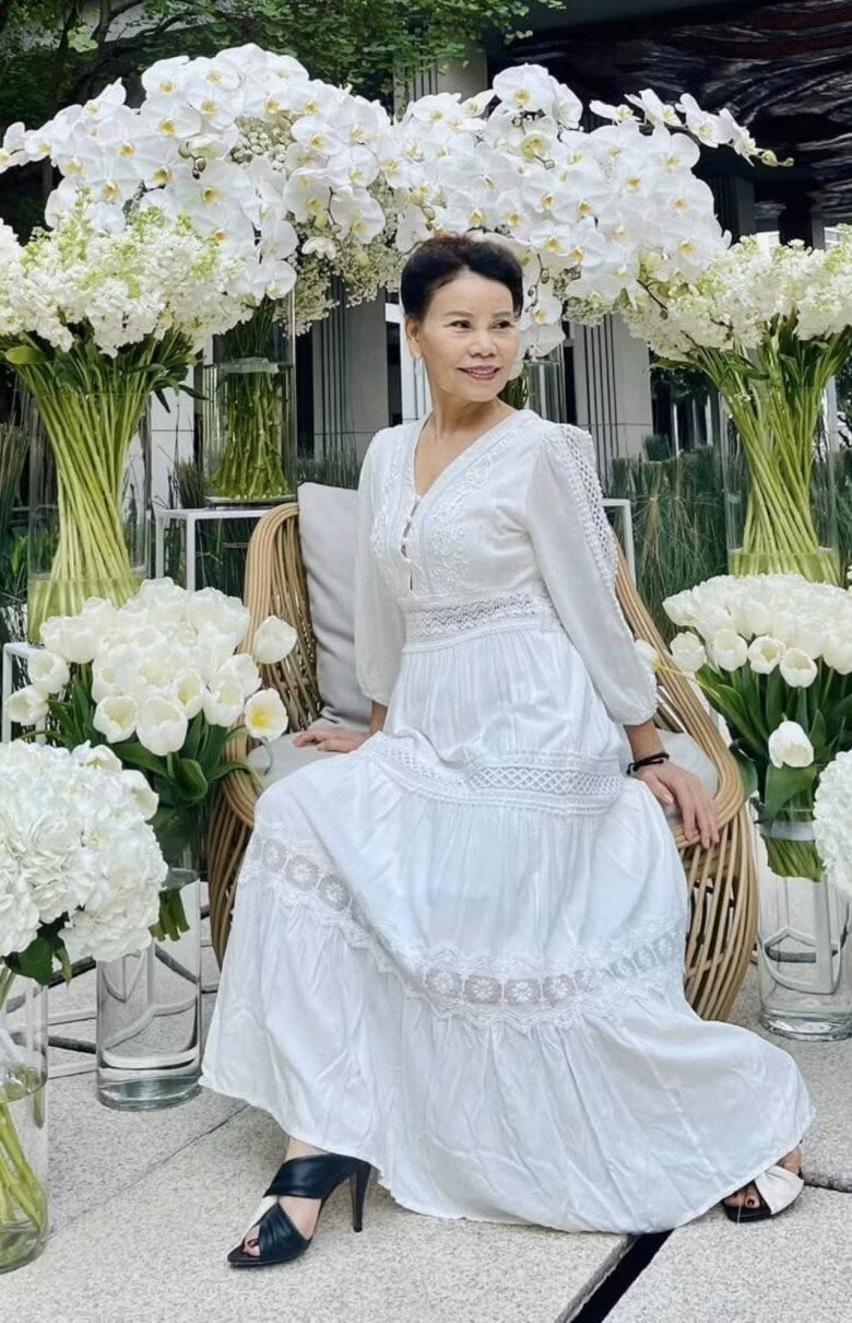 Bà Ngọc Hương được khen ngợi bởi thần thái không hề thua kém các nghệ sĩ trẻ.