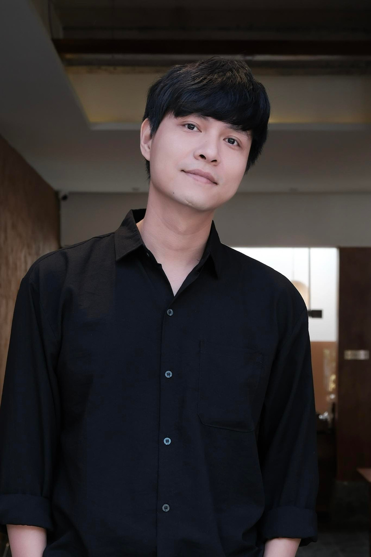 Diễn viên Tô Dũng hài hước than rằng mình đẹp trai, hiền hậu nhưng đóng phim lại không được cười. Ảnh: FB Tô Dũng