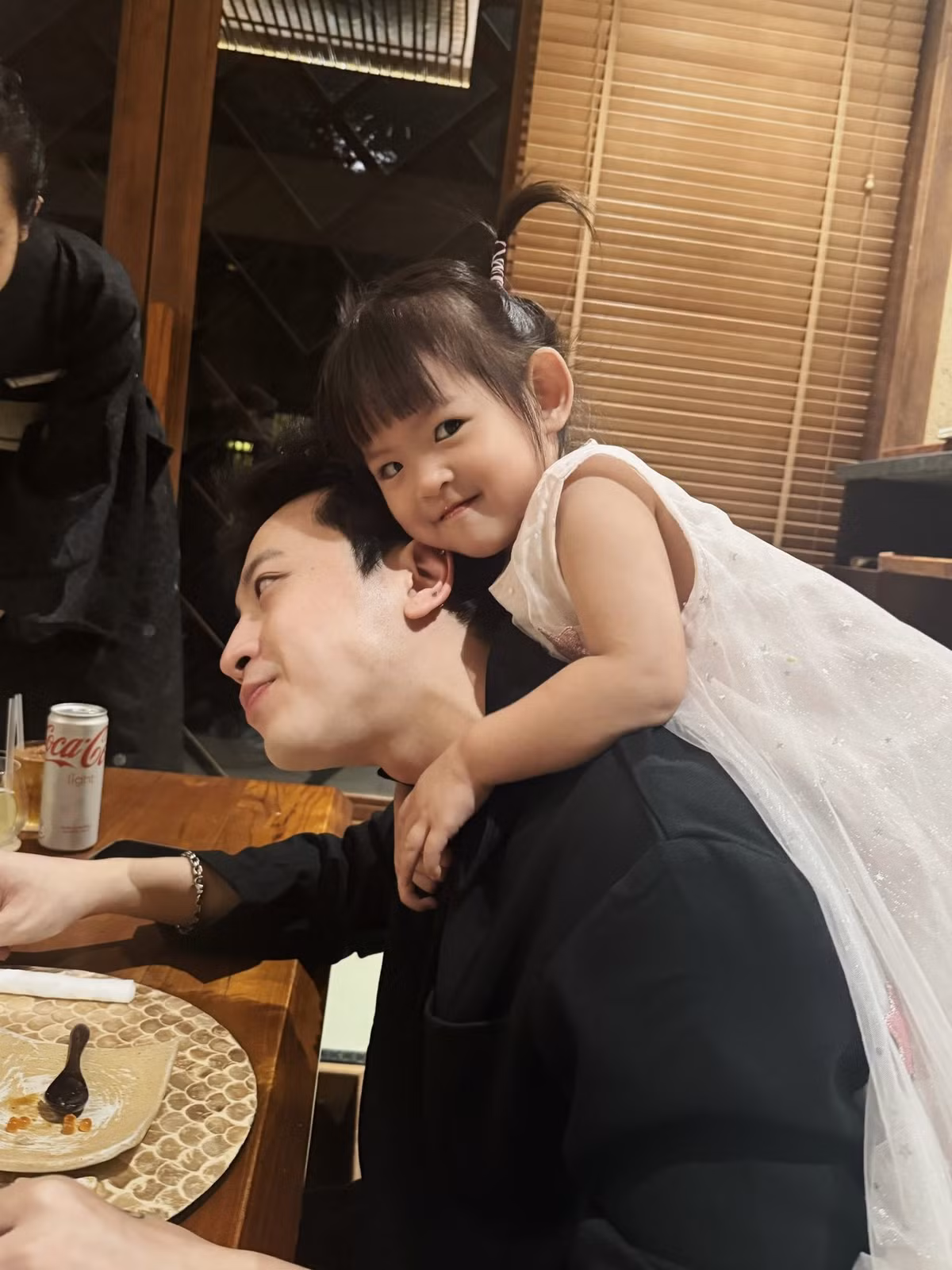 Phí Ngọc Hưng cưng chiều ái nữ, loạt biểu cảm của nhóc tì đáng yêu hết nấc. Ảnh: FB Phí Ngọc Hưng