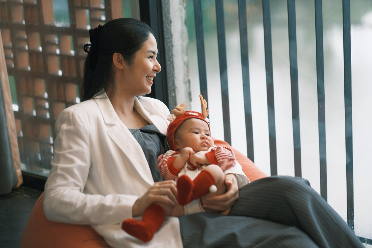 Hoa hậu Ngọc Hân cùng con tận hưởng mùa Noel ở Hội An. Ảnh: FB Ngoc Han Dang