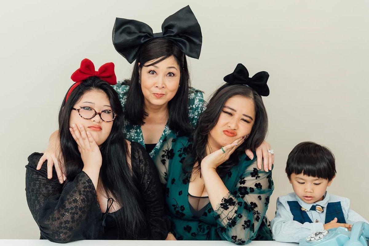 NSND Hồng Vân quây quần bên hai con gái và cháu ngoại ở Mỹ. Ảnh: FB Hồng Vân