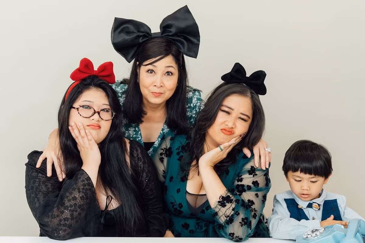 NSND Hồng Vân quây quần bên hai con gái và cháu ngoại ở Mỹ. Ảnh: FB Hồng Vân