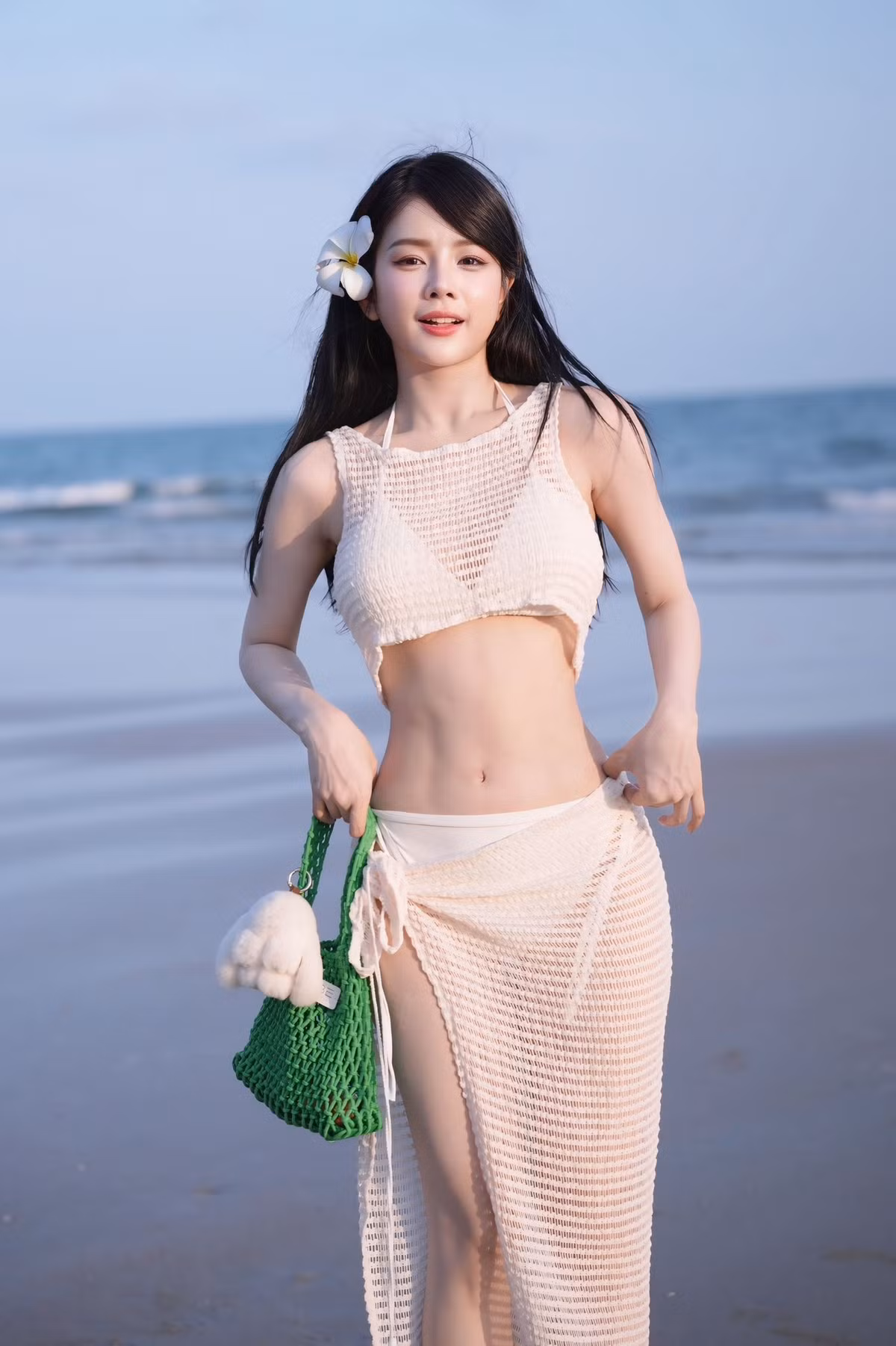 Với thần thái cuốn hút, DJ Mie biến những bức ảnh cá nhân thành một bộ ảnh thời trang ấn tượng, thể hiện rõ sự tự tin và vẻ đẹp hình thể của mình. Ảnh: FB DJ Mie