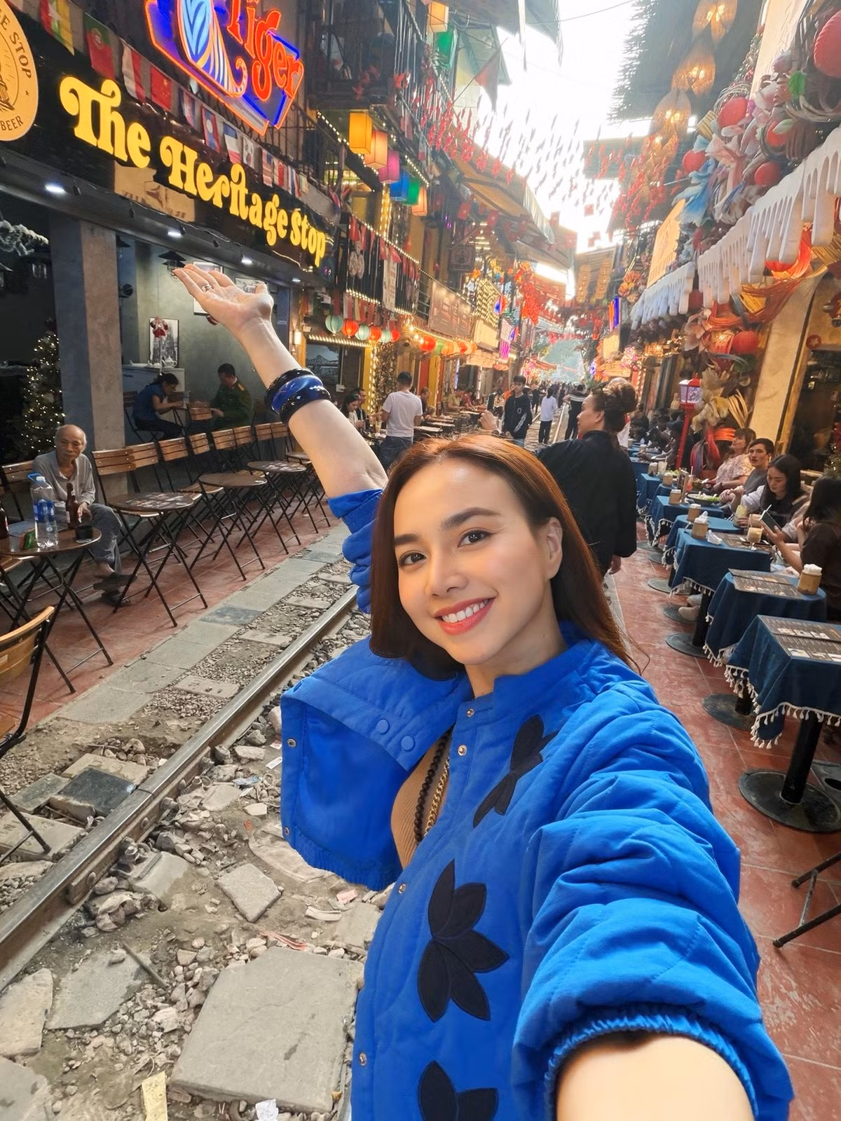 Đời thường Đinh Ngọc Diệp cũng thường chọn trang phục màu nổi bật.